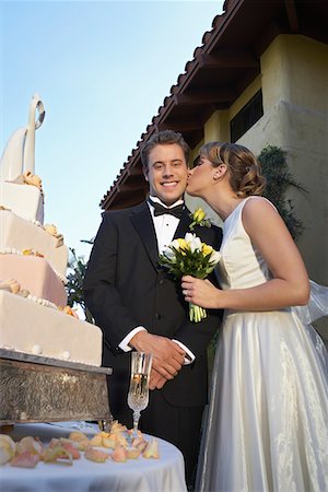 Mariée embrassant la marié près de gâteau de mariage, portrait Photographie de stock - Premium Libres de Droits, Code: 694-03326848