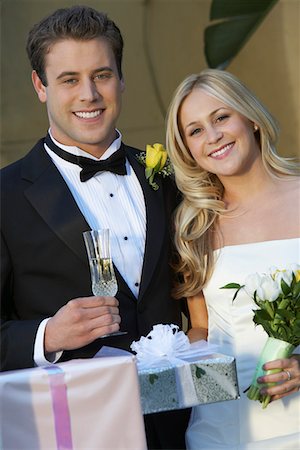 Mariée et le marié avec mariage présente Photographie de stock - Premium Libres de Droits, Code: 694-03326854