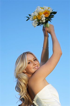 simsearch:694-03329116,k - Bride holding bouquet aloft Foto de stock - Sin royalties Premium, Código: 694-03326872