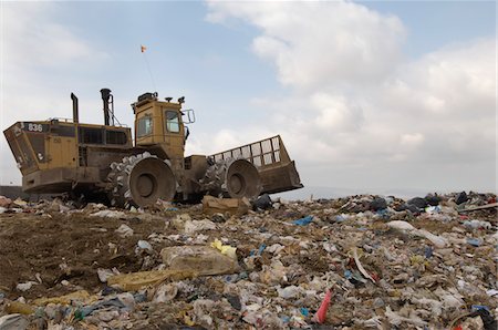 depósito de lixo - Digger working at landfill site Foto de stock - Royalty Free Premium, Número: 694-03327856