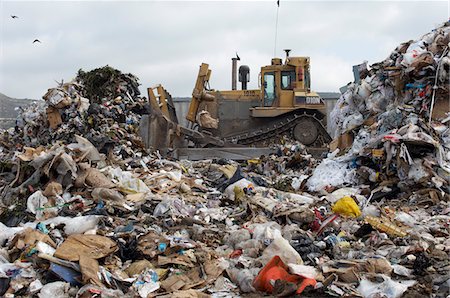 depósito de lixo - Digger moving waste at landfill site Foto de stock - Royalty Free Premium, Número: 694-03327858