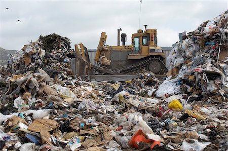 Digger moving waste at landfill site Foto de stock - Sin royalties Premium, Código: 694-03327858