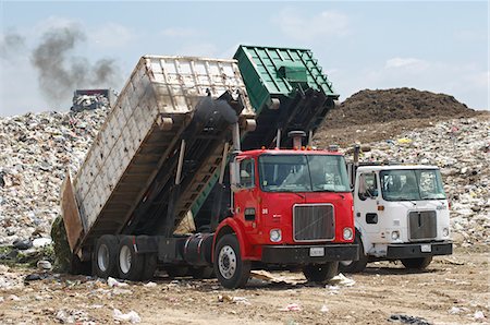 Trucks dumping waste at landfill site Foto de stock - Sin royalties Premium, Código: 694-03327878