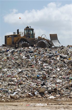 Digger working at landfill site Foto de stock - Sin royalties Premium, Código: 694-03327872