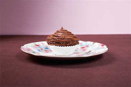 Chocolate cupcake on plate Stock Photo - Premium Royalty-Free, Code: 694-03328118