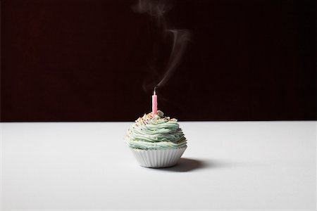 Single cupcake with blown out birthday candle Stock Photo - Premium Royalty-Free, Code: 694-03328128