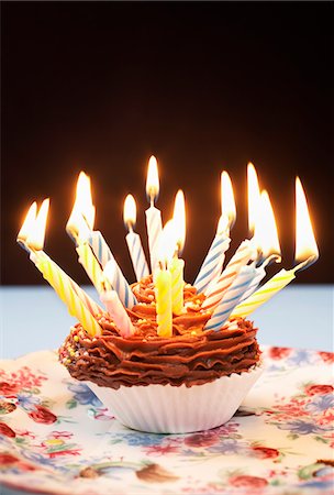 Single cupcake with birthday candles Stock Photo - Premium Royalty-Free, Code: 694-03328130