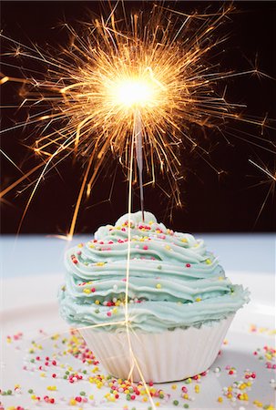 sparkler - Single cupcake with lit sparkler Foto de stock - Sin royalties Premium, Código: 694-03328131