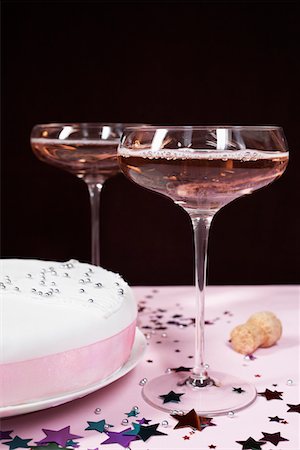 picture of alcohol with a black background - Two champagne glasses and cake, close up Stock Photo - Premium Royalty-Free, Code: 694-03328132
