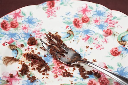 plate crumbs - Fork and cake crumbs on plate, close-up Stock Photo - Premium Royalty-Free, Code: 694-03328133