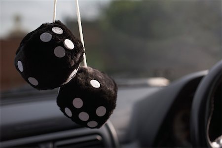 dé - Dés poilu accroché dans la voiture Photographie de stock - Premium Libres de Droits, Code: 694-03328140