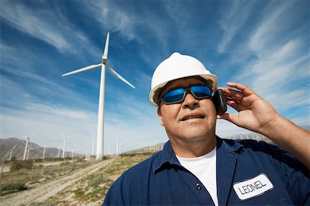 Engineer using mobile phone at wind farm, portrait Foto de stock - Sin royalties Premium, Código: 694-03328164