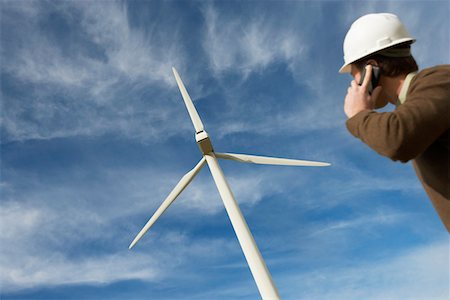 Engineer using mobile phone at wind farm Foto de stock - Sin royalties Premium, Código: 694-03328161