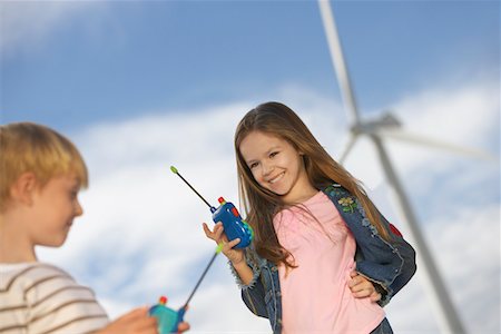 simsearch:694-03328218,k - Junge und Mädchen (5-9) spielen mit Funkgerät am Windpark Stockbilder - Premium RF Lizenzfrei, Bildnummer: 694-03328230