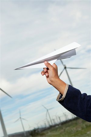 paper plane kid - Boys hand throwing paper plane at wind farm, close-up Foto de stock - Sin royalties Premium, Código: 694-03328240