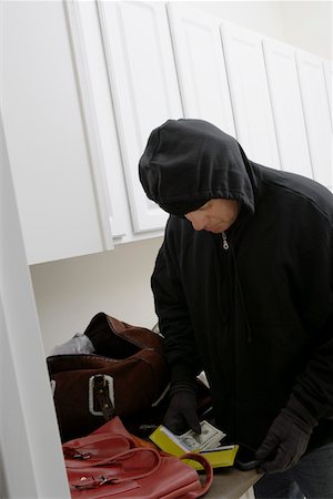 Burglar stealing money from house, close-up Foto de stock - Sin royalties Premium, Código: 694-03328276