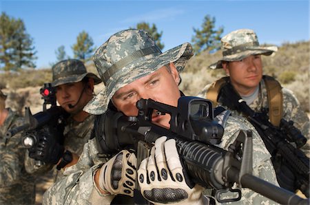 simsearch:693-06019815,k - Soldats visant des mitrailleuses Photographie de stock - Premium Libres de Droits, Code: 694-03328334