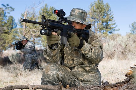 Soldier aiming machine gun Foto de stock - Sin royalties Premium, Código: 694-03328351