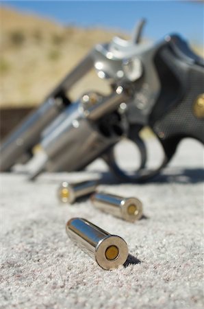 Bullets beside gun, close-up Foto de stock - Sin royalties Premium, Código: 694-03328572