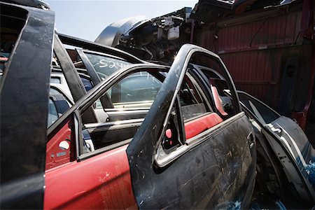 fourrière - Pièces de voiture dans le parc à ferrailles Photographie de stock - Premium Libres de Droits, Code: 694-03328709