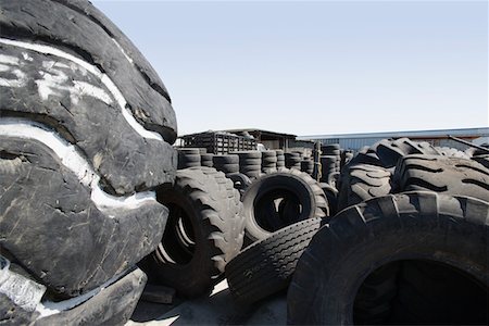 fourrière - Vieux pneus dans le centre de recyclage Photographie de stock - Premium Libres de Droits, Code: 694-03328774