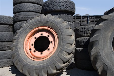 Old tires in recycling centre Foto de stock - Sin royalties Premium, Código: 694-03328776