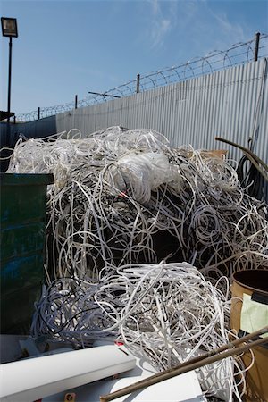 fil barbelé - Tas de câbles dans le centre de recyclage Photographie de stock - Premium Libres de Droits, Code: 694-03328773