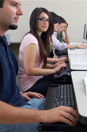 Students working in computer classroom Foto de stock - Sin royalties Premium, Código: 694-03328797