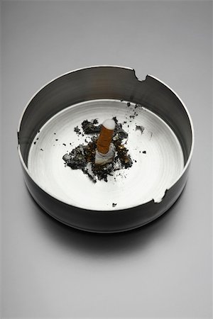 Cigarette in ashtray Foto de stock - Sin royalties Premium, Código: 694-03329614