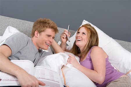 Couple Using Cell Phone Together Bedroom Foto de stock - Sin royalties Premium, Código: 694-03320616