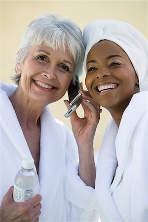 senior and spa - Portrait of two women in bathrobes using mobile phone Foto de stock - Sin royalties Premium, Código: 694-03321546