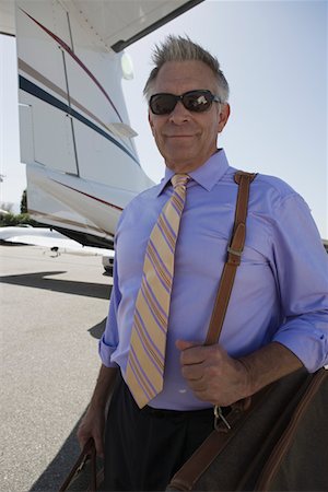 Homme d'affaires senior debout devant l'avion privé. Photographie de stock - Premium Libres de Droits, Code: 694-03322064
