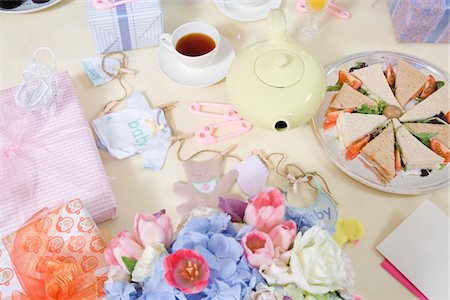 Food and Flowers on a Table at a Baby Shower Foto de stock - Sin royalties Premium, Código: 694-03322266