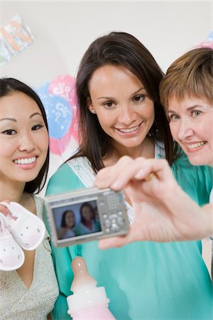 simsearch:693-06017171,k - Schwangere Frau mit Freunden auf ein Baby-Dusche Stockbilder - Premium RF Lizenzfrei, Bildnummer: 694-03322349
