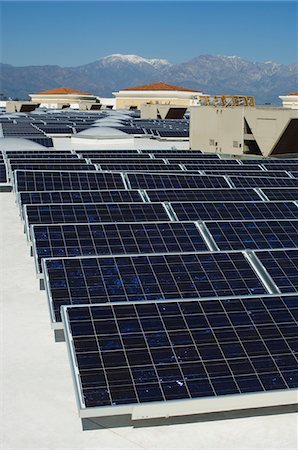 servicio público (agua, electricidad) - Solar Panels at Solar Power Plant Foto de stock - Sin royalties Premium, Código: 694-03330230