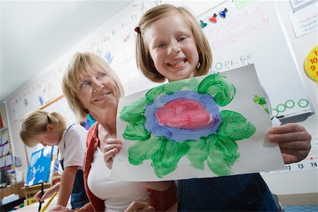 Élèves du primaire montrant la peinture Photographie de stock - Premium Libres de Droits, Code: 694-03330499