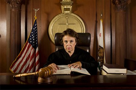 Judge sitting in court, portrait Foto de stock - Sin royalties Premium, Código: 694-03330904