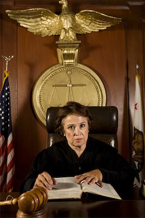 Judge sitting in court, portrait Foto de stock - Sin royalties Premium, Código: 694-03330905