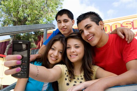 High School Students Taking a Self Portrait Foto de stock - Sin royalties Premium, Código: 694-03331073