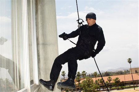 SWAT Team Officer Abseilen und mit dem Ziel Pistole Stockbilder - Premium RF Lizenzfrei, Bildnummer: 694-03331353
