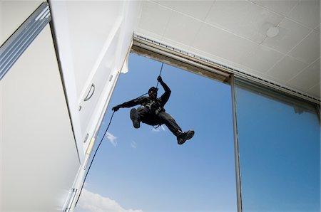 rappel - SWAT Team Officer Rappelling from Building Stock Photo - Premium Royalty-Free, Code: 694-03331373