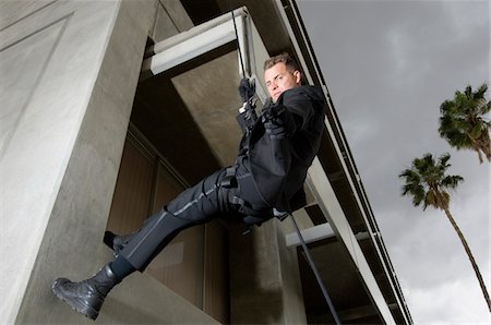 espion - SWAT Team Officer Rappelling from Building Foto de stock - Sin royalties Premium, Código: 694-03331383