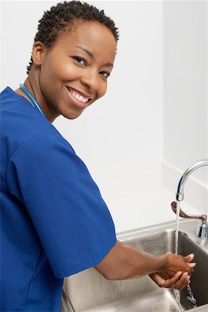 simsearch:694-03329116,k - Female nurse washing hands in hospital,portrait Foto de stock - Sin royalties Premium, Código: 694-03331517