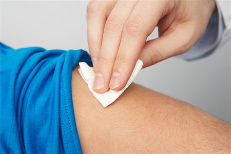 Desinfektion der Arm des Patienten Stockbilder - Premium RF Lizenzfrei, Bildnummer: 694-03331590