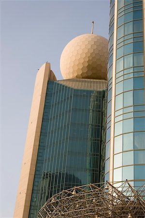 deira - Dubai, UAE, Architectural detail of the Etisalat Communications building in Deira. Fotografie stock - Premium Royalty-Free, Codice: 694-03331853