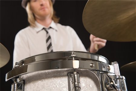drummer (männlich und weiblich) - Junger Mann spielt Schlagzeug Stockbilder - Premium RF Lizenzfrei, Bildnummer: 694-03332518