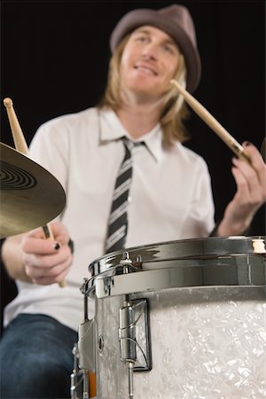 Young man plays the drums Foto de stock - Sin royalties Premium, Código: 694-03332519