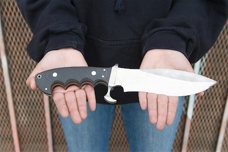 Young man holding knife on her palms Foto de stock - Sin royalties Premium, Código: 694-03332614