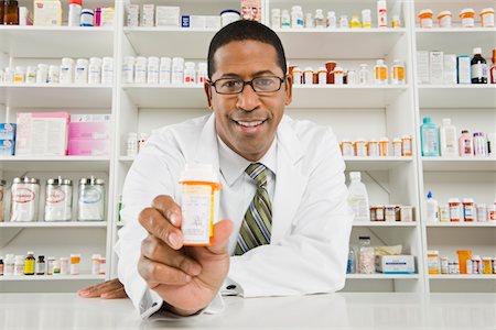 Male pharmactist working in pharmacy Foto de stock - Sin royalties Premium, Código: 694-03332777