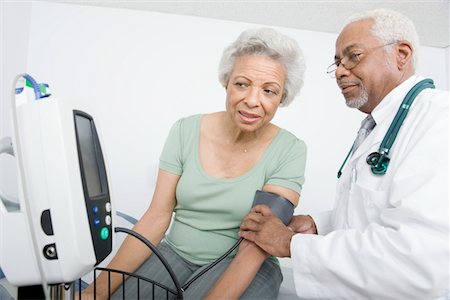 senior blood pressure - Elderly woman and senior practitioner during medical check-up Foto de stock - Sin royalties Premium, Código: 694-03332890